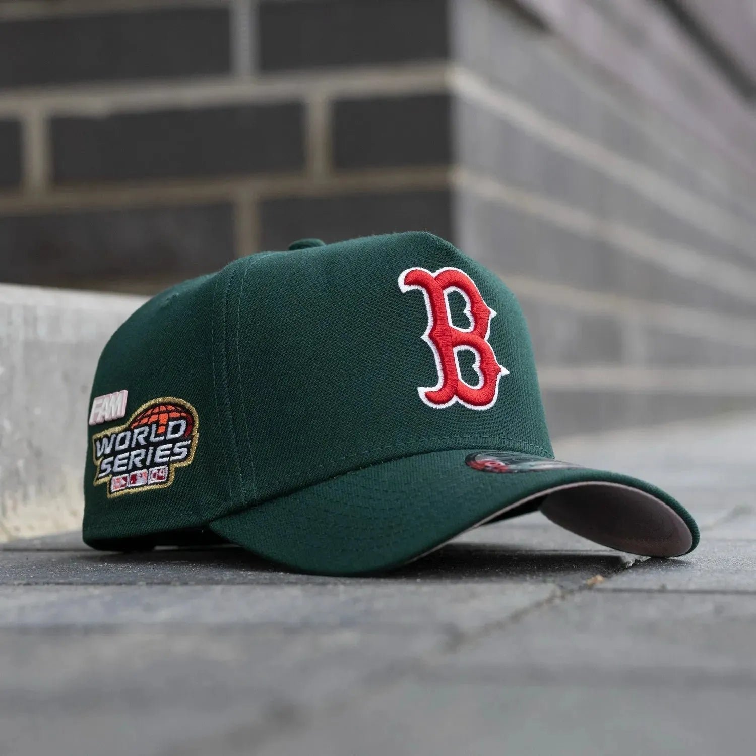 NEW ERA 9FORTY A-FRAME MLB BOSTON RED SOX WORLD SERIES 2004 DARK GREEN / PINK UV SNAPBACK CAP